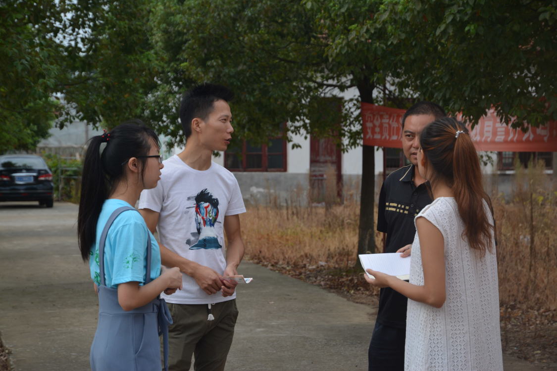 志愿者们和当地人亲切交流