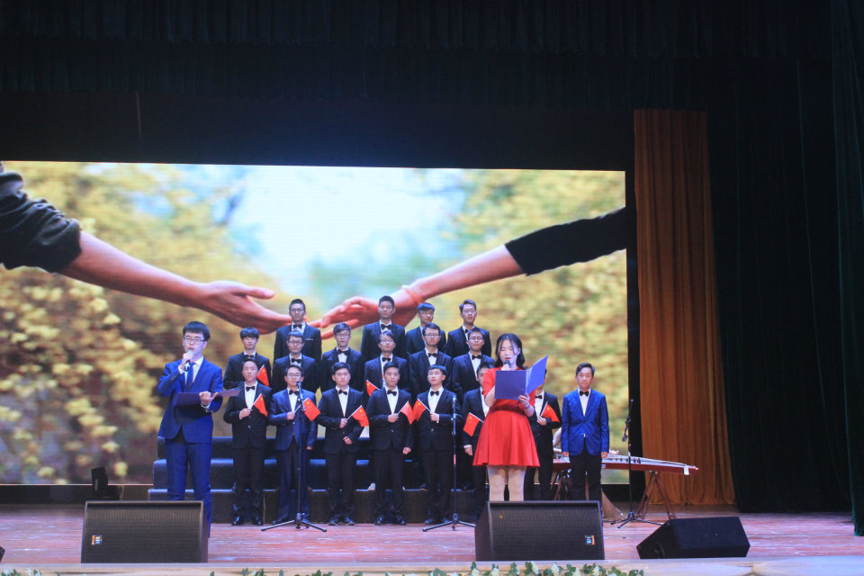 同学们在舞台上表演